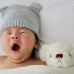 あくびをする赤ちゃん